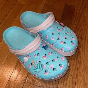 crocs baya ice blue with flamingos
comes with jibbitz!